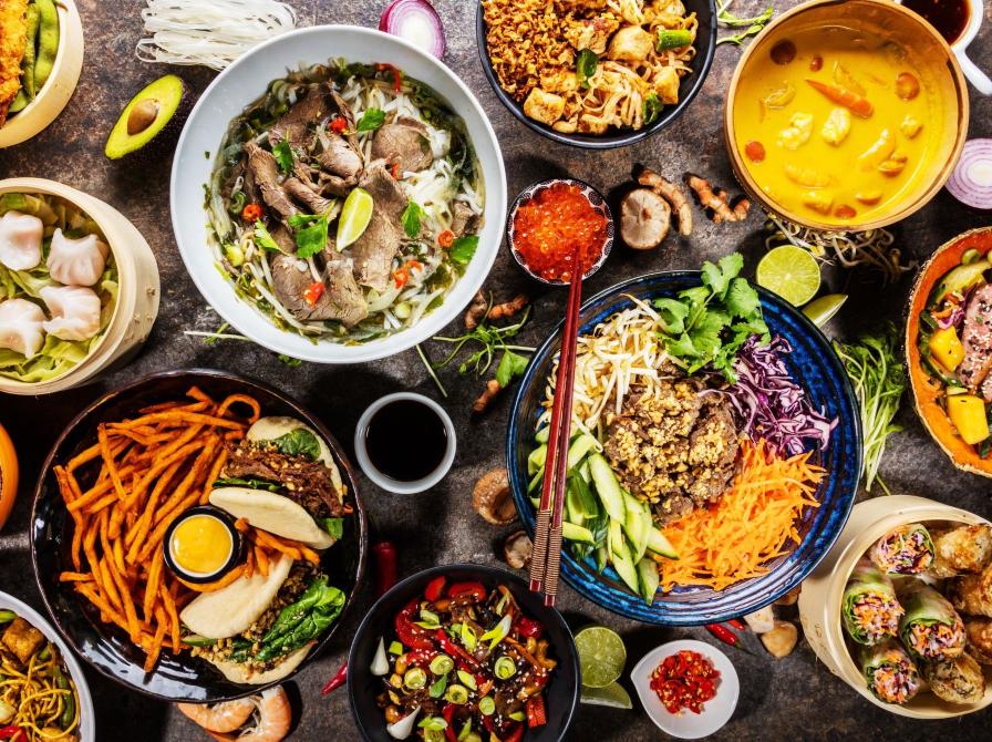 Asiatiske retter i skåle