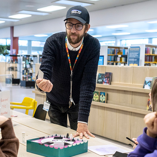 Billede af en af vores kulturmedarbejdere i dialog med børn