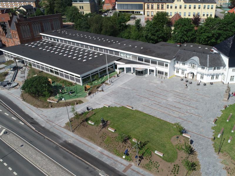 Dronefoto af Aabenraa Bibliotek, Folkehjem og Genforeningsparken