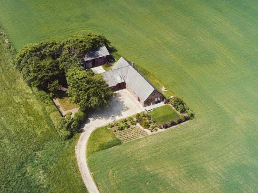 luftfoto i farver af en gård